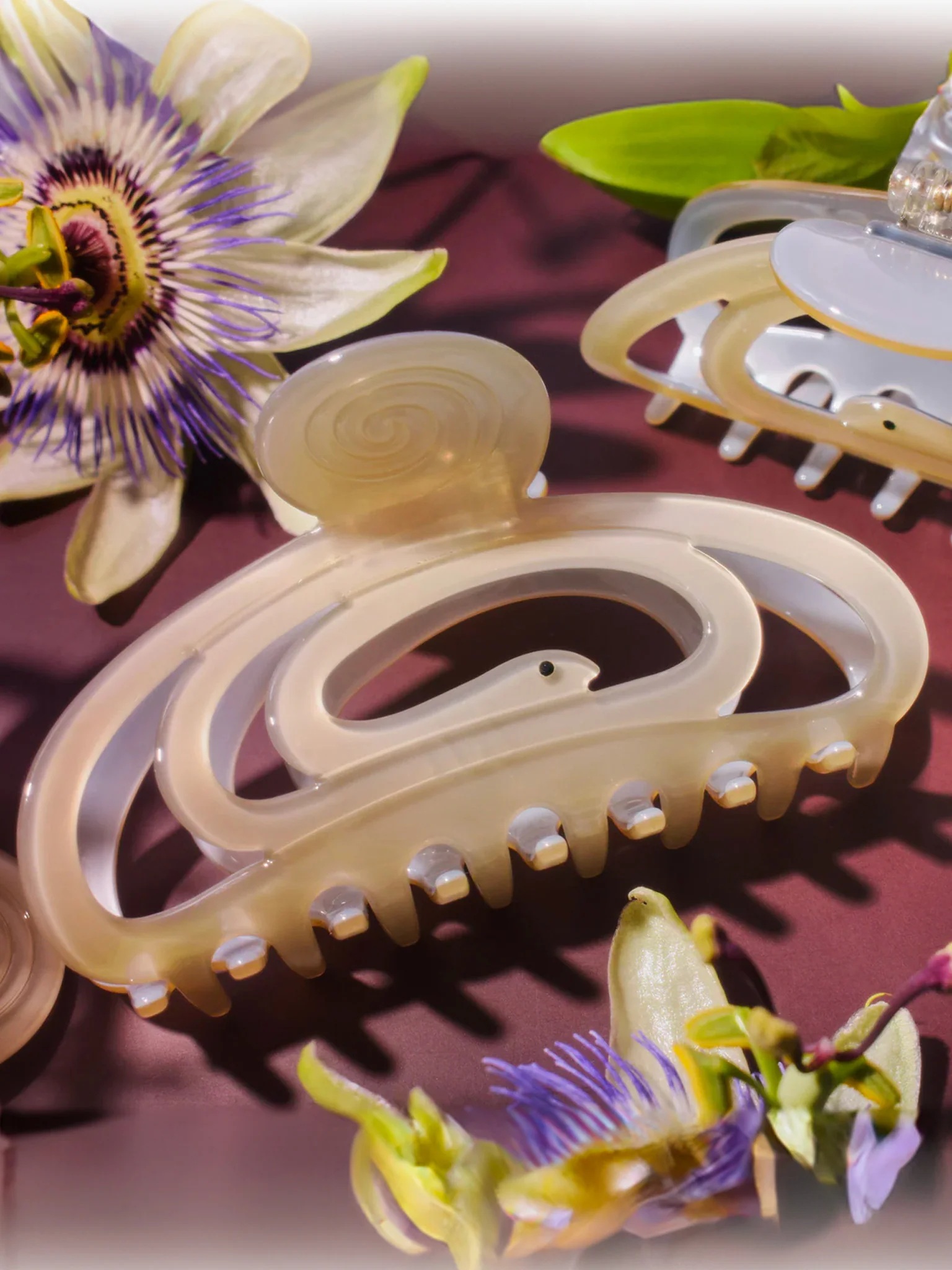 Corra Serpent Hair Claw - Image 2