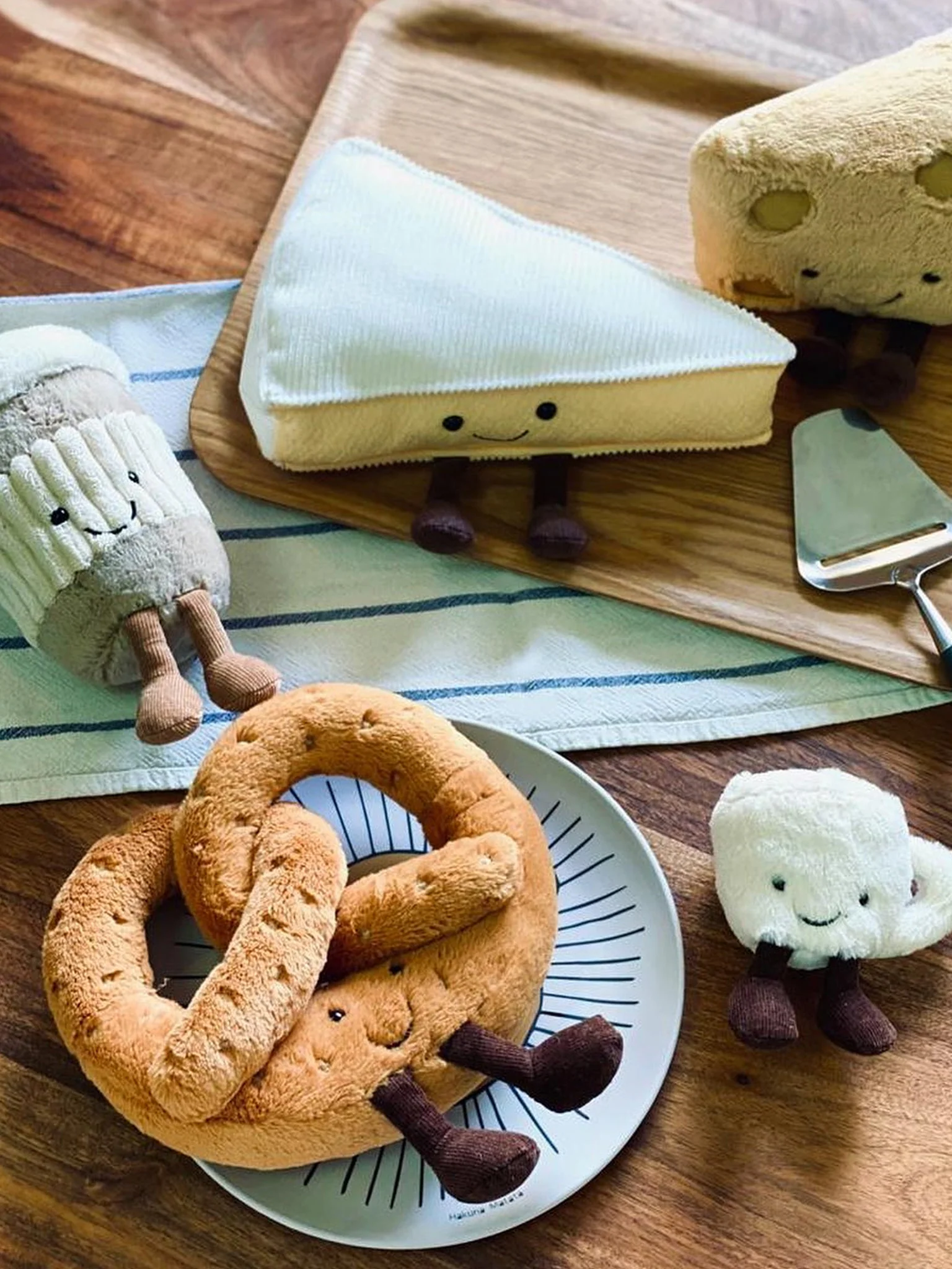 Jellycat Amuseables Pretzel - Image 3